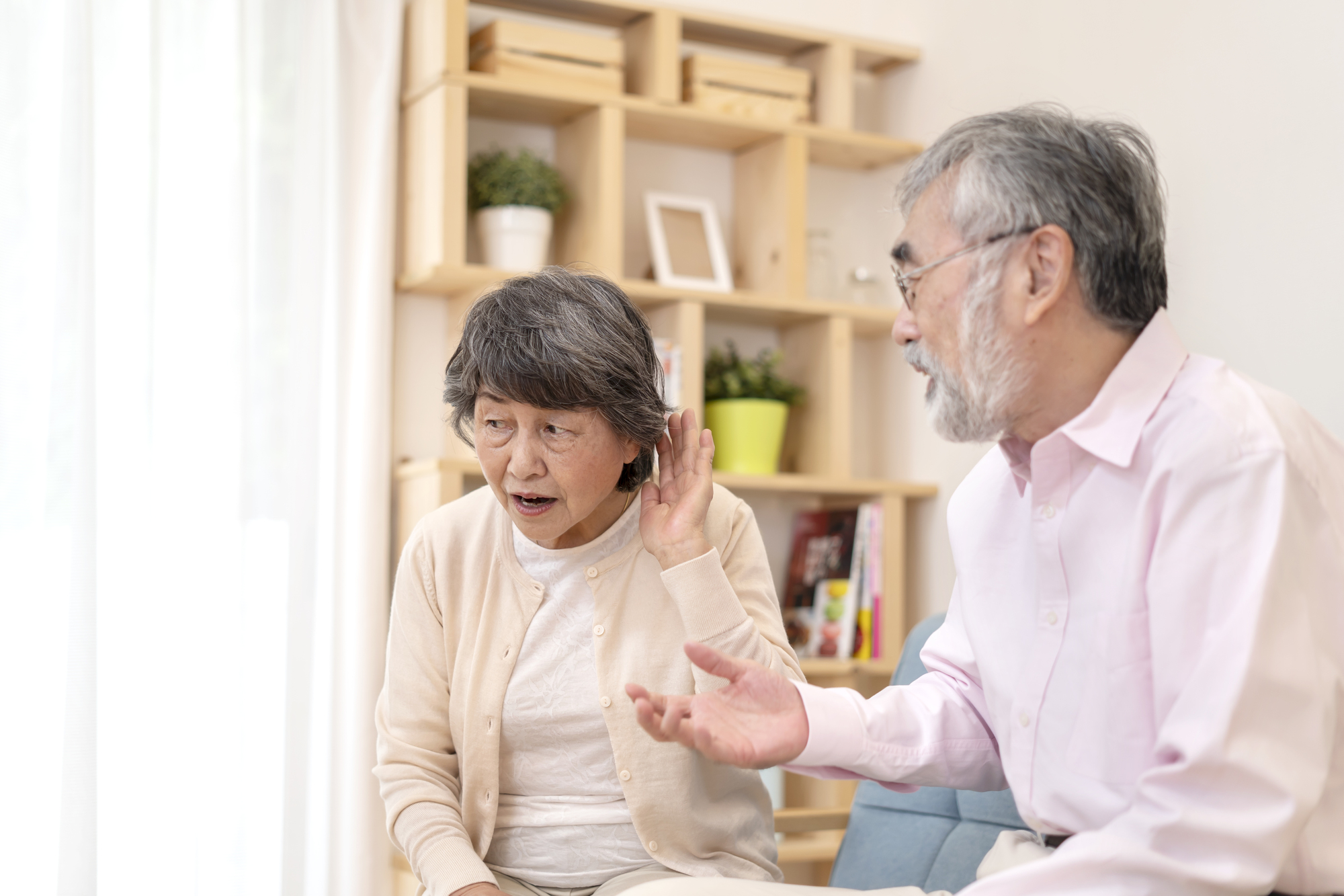 耳が聞こえにくい原因は？病気の可能性はある？