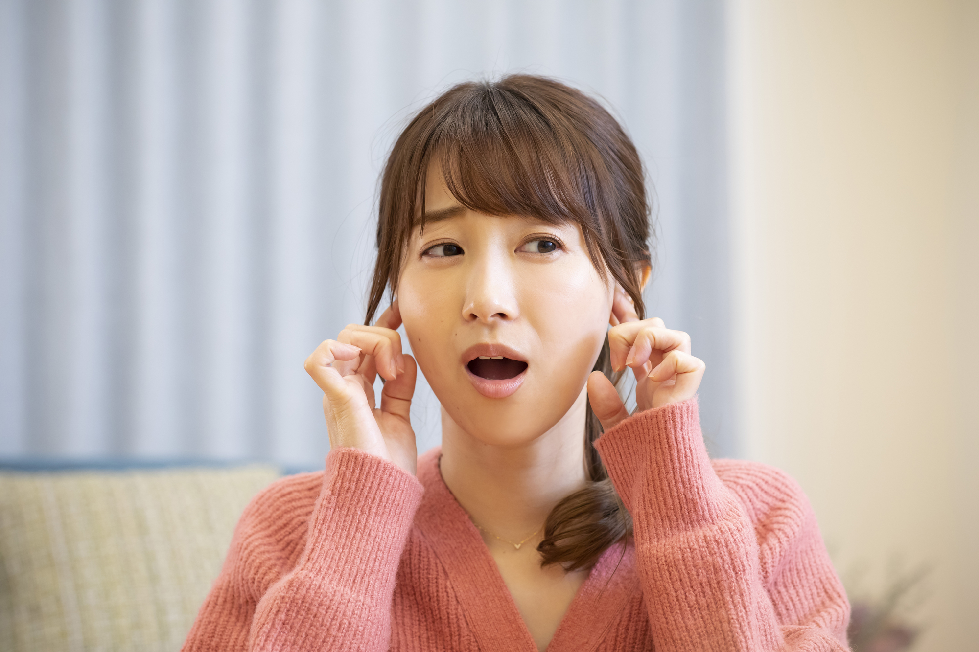 耳が詰まった感じがする…耳閉塞感の原因や簡単な治し方とは？