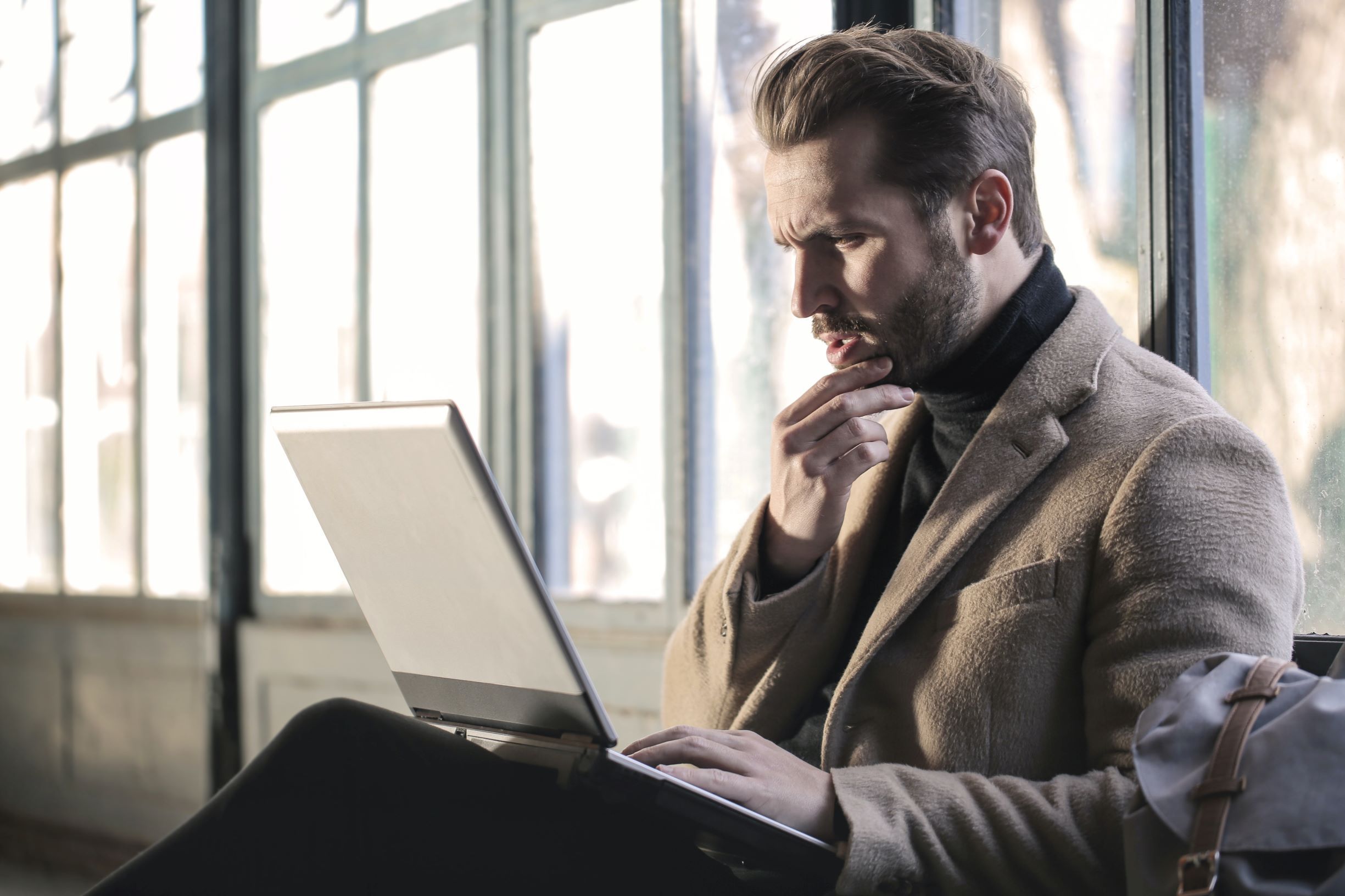 man researching on laptop tinnitus curable